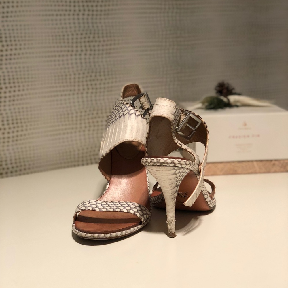 VC White Vi-Pikora Pumps Size 7.5